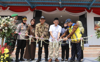 Menko PMK Resmikan Ruang Kelas Baru SMP Negeri 1 Padangan, Tegaskan Komitmen Kualitas Pendidikan dan Pembangunan Manusia 3 IMG 8385