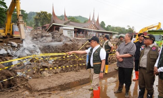 Menko PMK Dorong Percepatan Rehab-Rekon Pascabanjir Bandang di Solok
