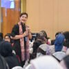 Ketua PKK serahkan tropi Lomba Vlog 4.jpg scaled