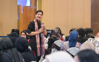 Kahiyang Ayu Serahkan Penghargaan kepada 9 Daerah Pemenang Lomba Vlog KILAS 8 Ketua PKK serahkan tropi Lomba Vlog 4.jpg scaled